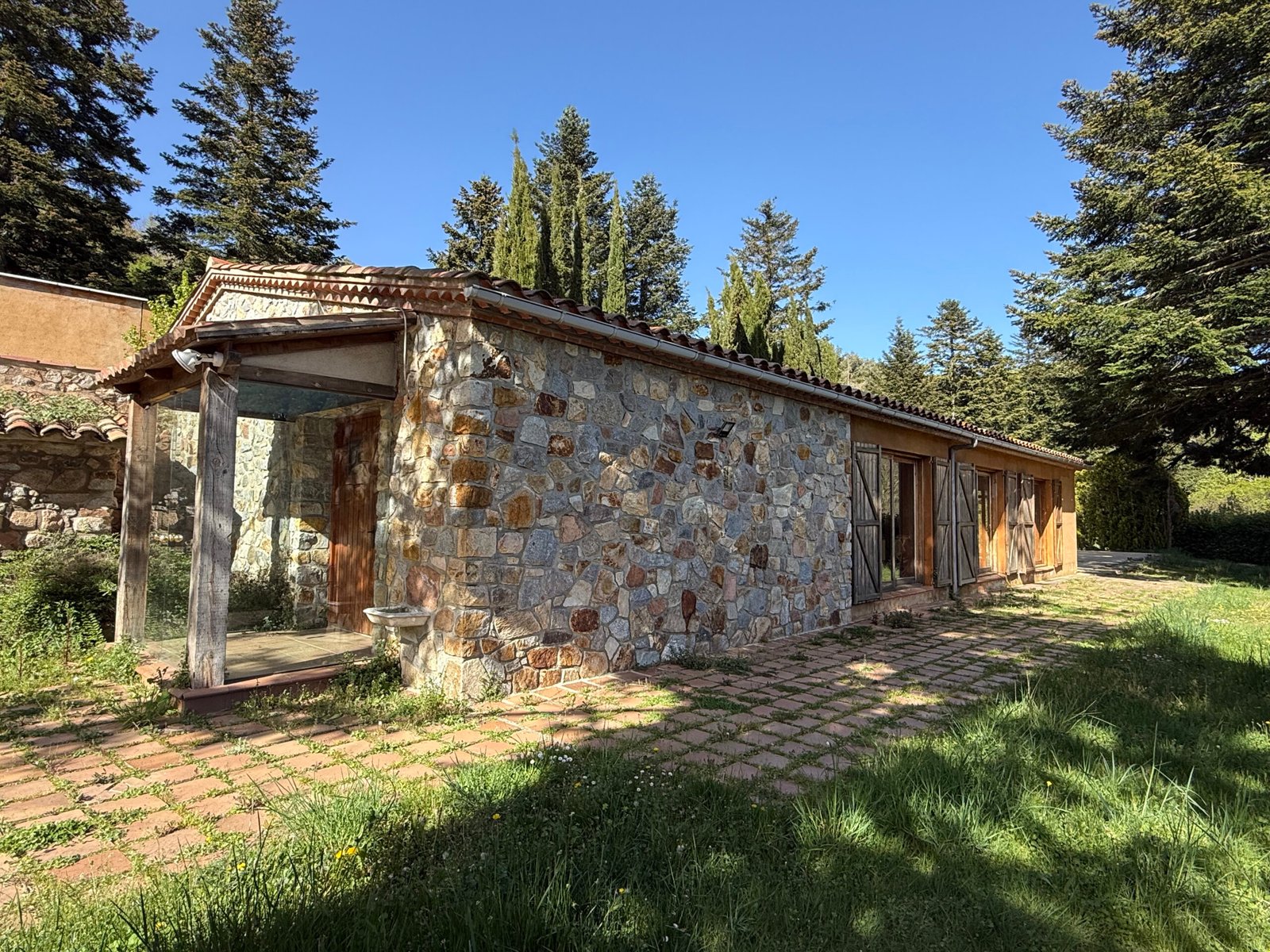 Sala exterior con jardín